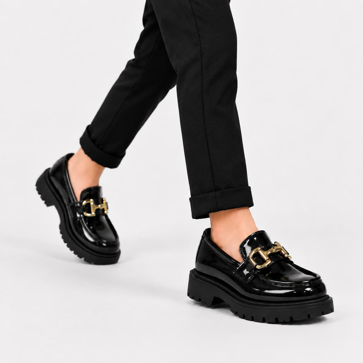 Mocassins Vernis Avec Une Chaîne Brillante Pour Fille