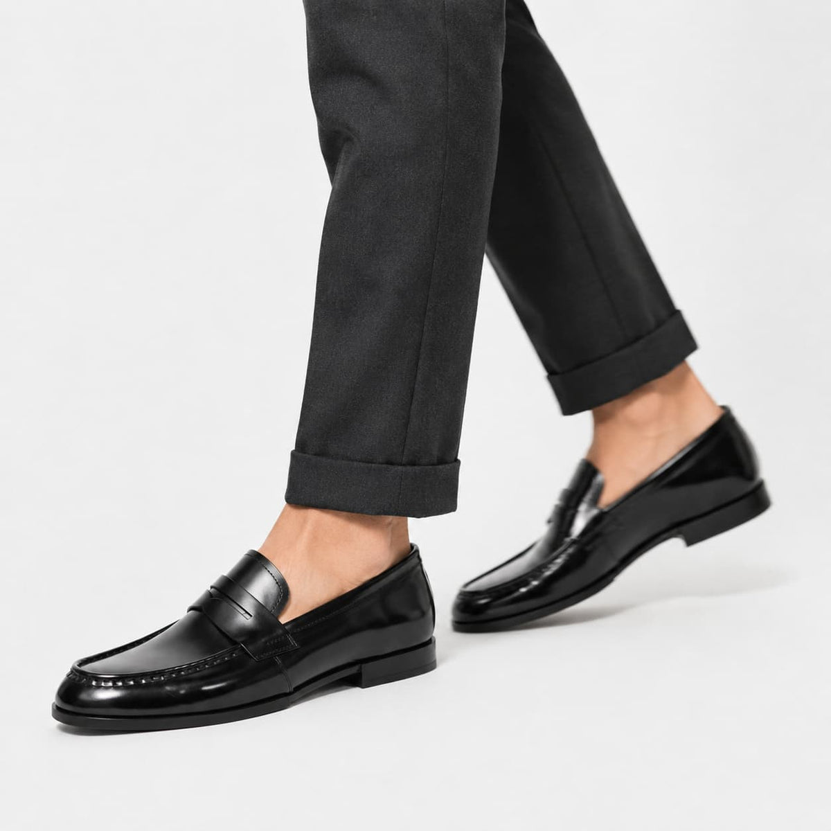 Mocassins Noirs Vernis En Cuir Avec Un Talon Carré