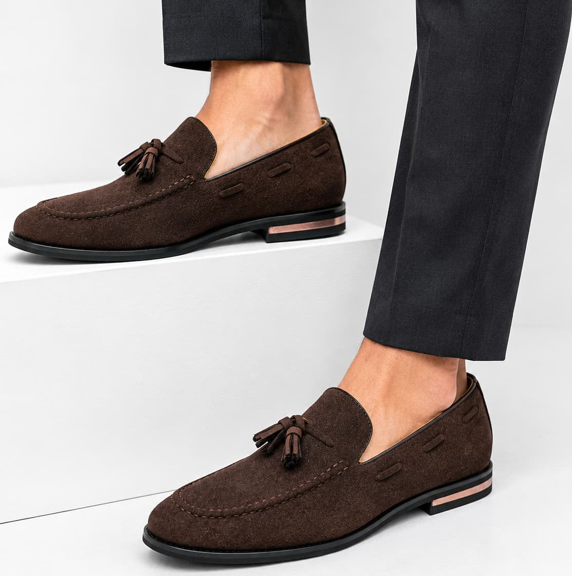Mocassins À Glands En Cuir Suède À Surpiqûres Blanches