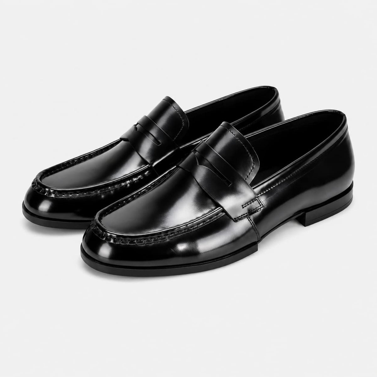 Mocassins Noirs Vernis En Cuir Avec Un Talon Carré