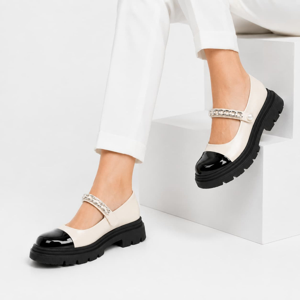 Mocassin Ballerine Vernis À Boucles Avec Petit Talon