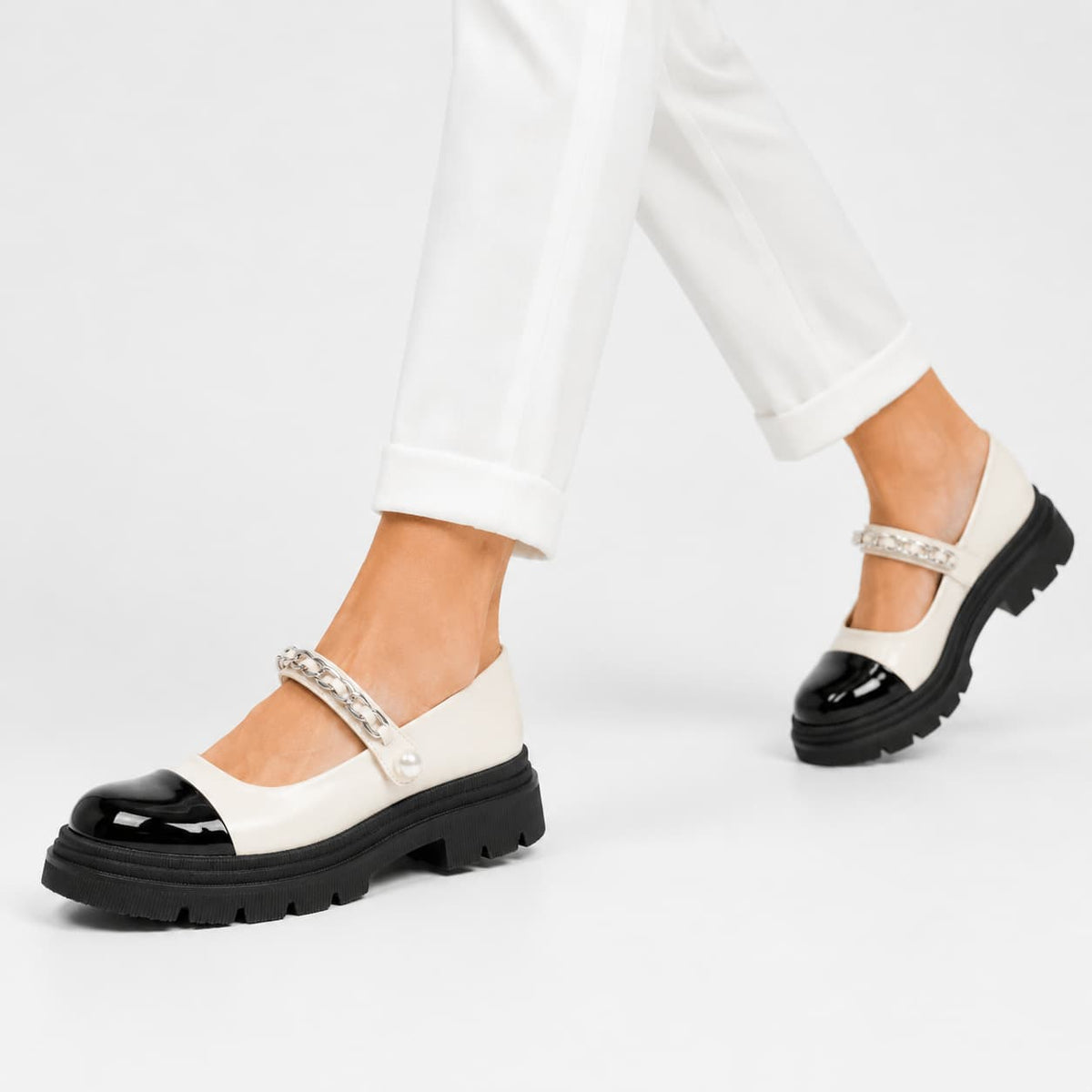 Mocassin Ballerine Vernis À Boucles Avec Petit Talon