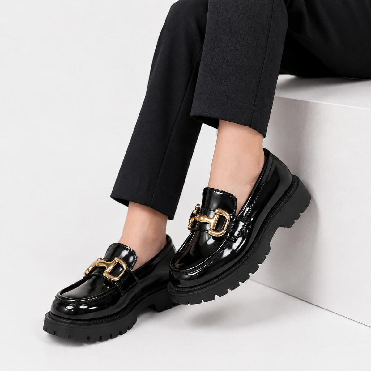 Mocassins Vernis Avec Une Chaîne Brillante Pour Fille